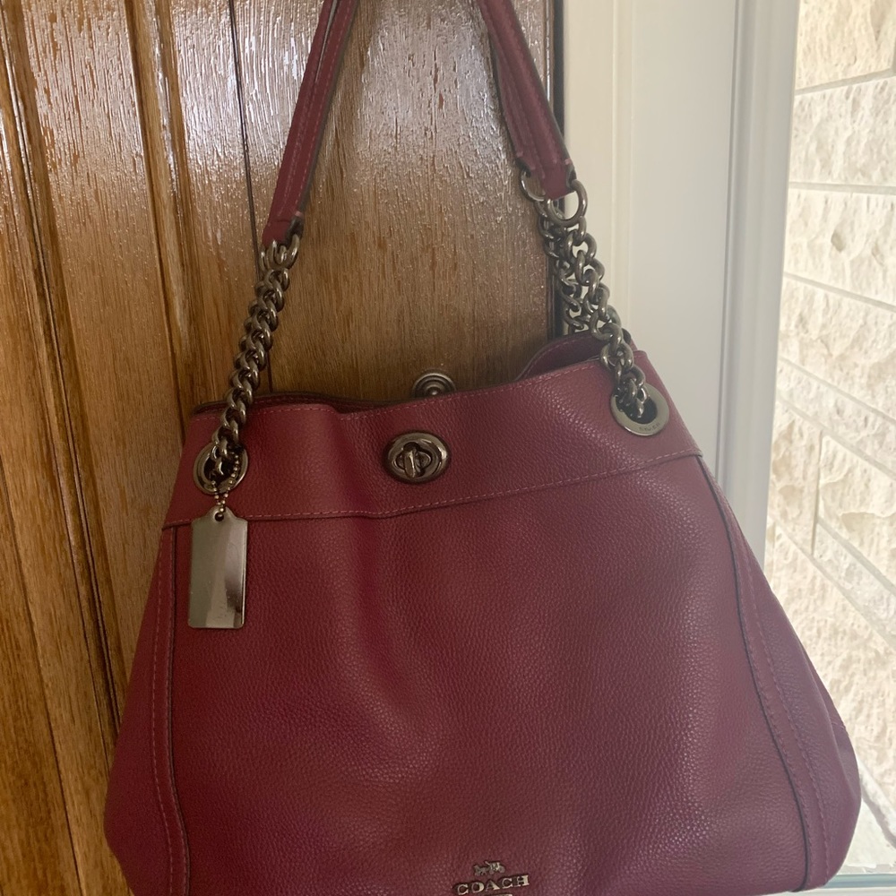 Gorgeous Coach Leather Shoulder Bag